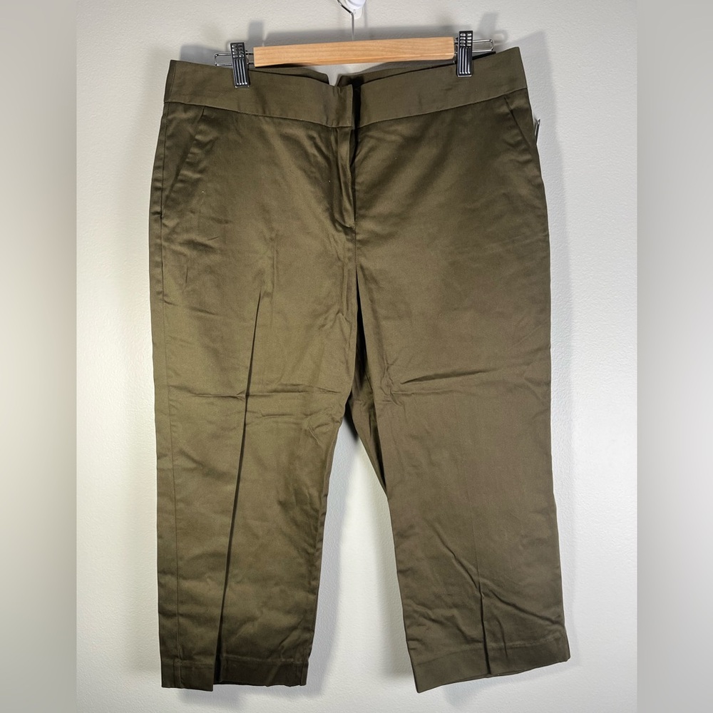 Attention Modern Fit Mid Rise Straight Leg Capri Pants Olive Green Size 12 NWT